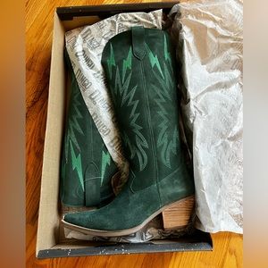Dingo Thunder Road boots in green. Brand new w tags. Never worn. Size 8.